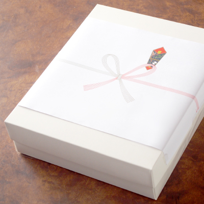 秋の紅葉と温かいコーヒー